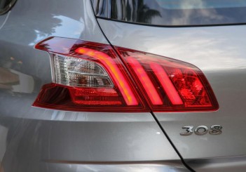 2015 Peugeot 308 (13)