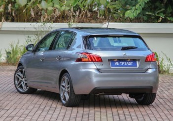2015 Peugeot 308 (18)