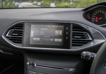 2015 Peugeot 308 (20)
