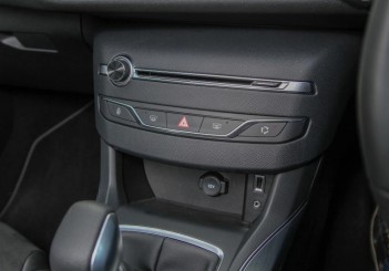 2015 Peugeot 308 (22)