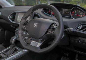 2015 Peugeot 308 (24)