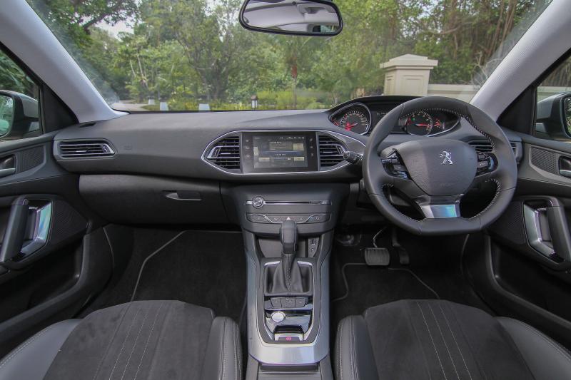 2015 Peugeot 308 (25)