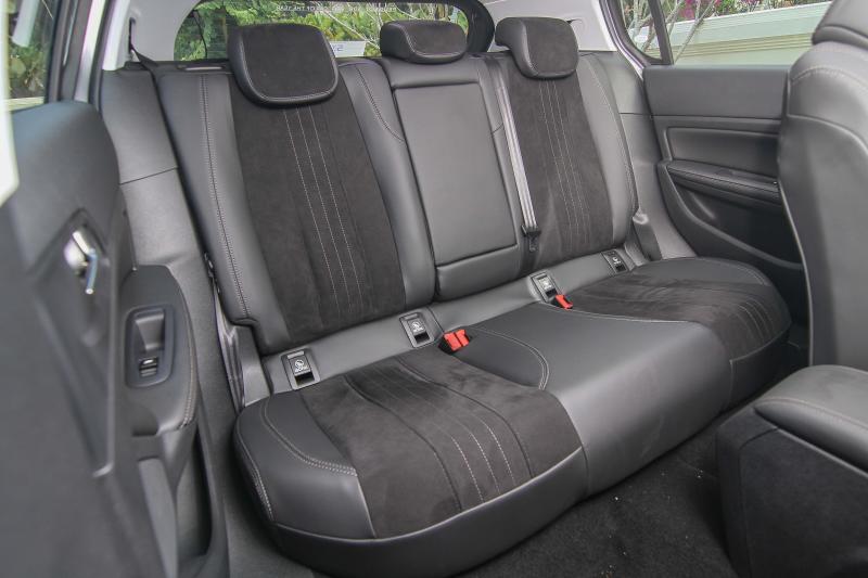 2015 Peugeot 308 (27)