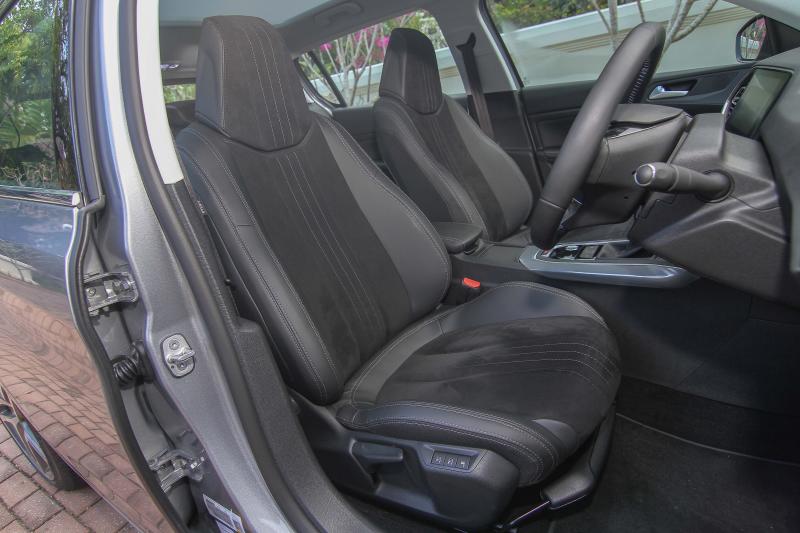 2015 Peugeot 308 (28)
