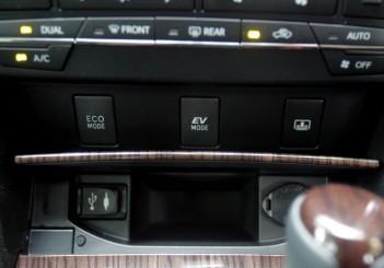 Toyota Camry Hybrid - 16