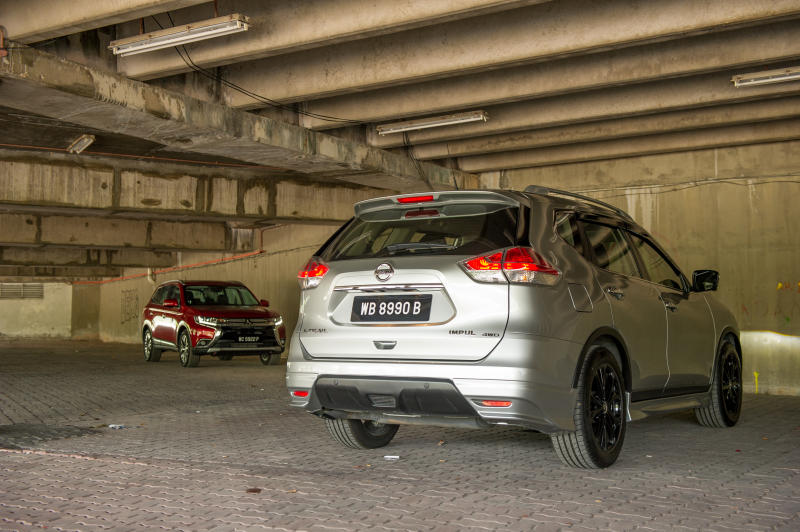 Nissan X-Trail 2.5L Impul edition and Mitsubishi Outlander (red) - 03