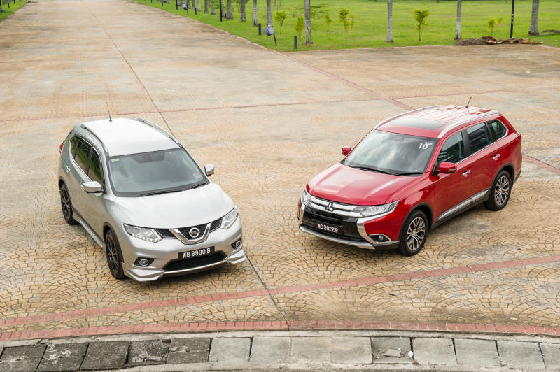 Nissan X-Trail 2.5L Impul edition and Mitsubishi Outlander (red) - 04