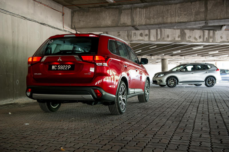 Nissan X-Trail 2.5L Impul edition and Mitsubishi Outlander (red) - 06