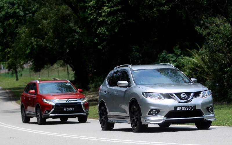Nissan X-Trail 2.5L Impul edition and Mitsubishi Outlander (red) - 07