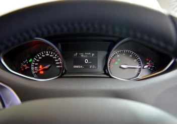 Peugeot 408 e-THP (2)