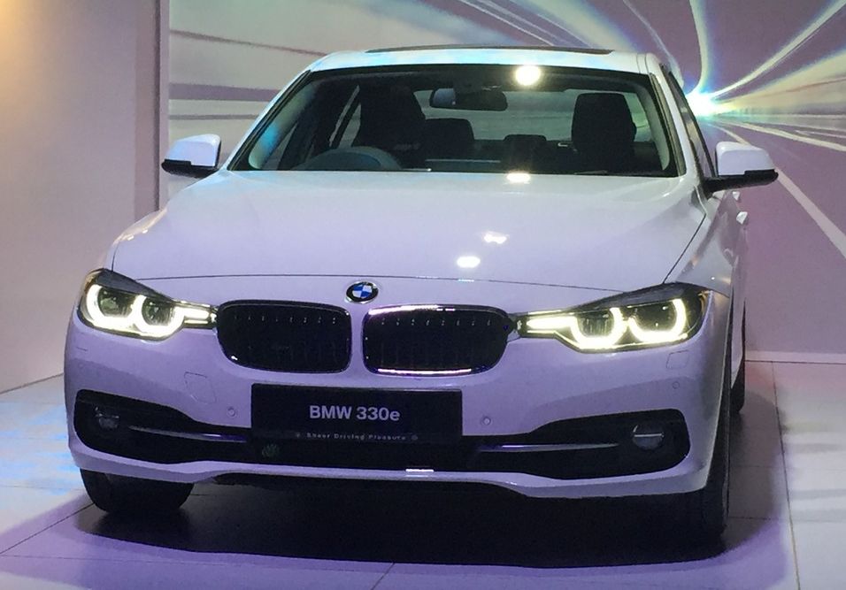 BMW 330e_Aug 2016_2 (6)