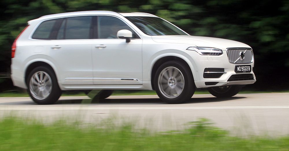 Shoot panning/moving shots and still photos of Audi Q7 and Volvo XC90 .- Art Chen/ The Star.