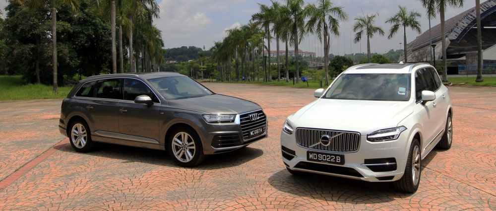 Shoot panning/moving shots and still photos of Audi Q7 and Volvo XC90 .- Art Chen/ The Star.