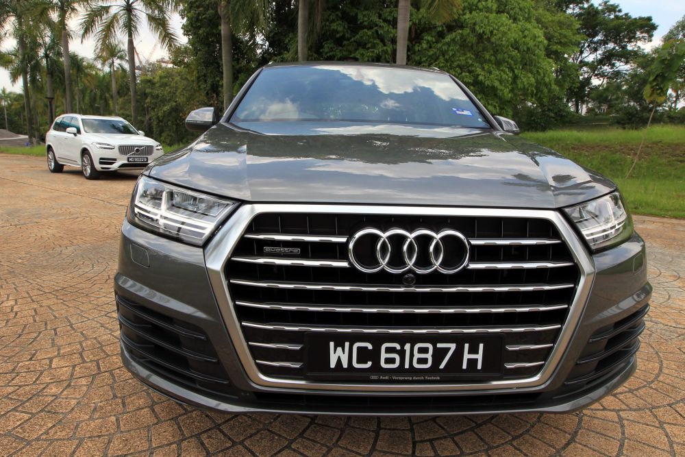 Shoot panning/moving shots and still photos of Audi Q7 and Volvo XC90 .- Art Chen/ The Star.