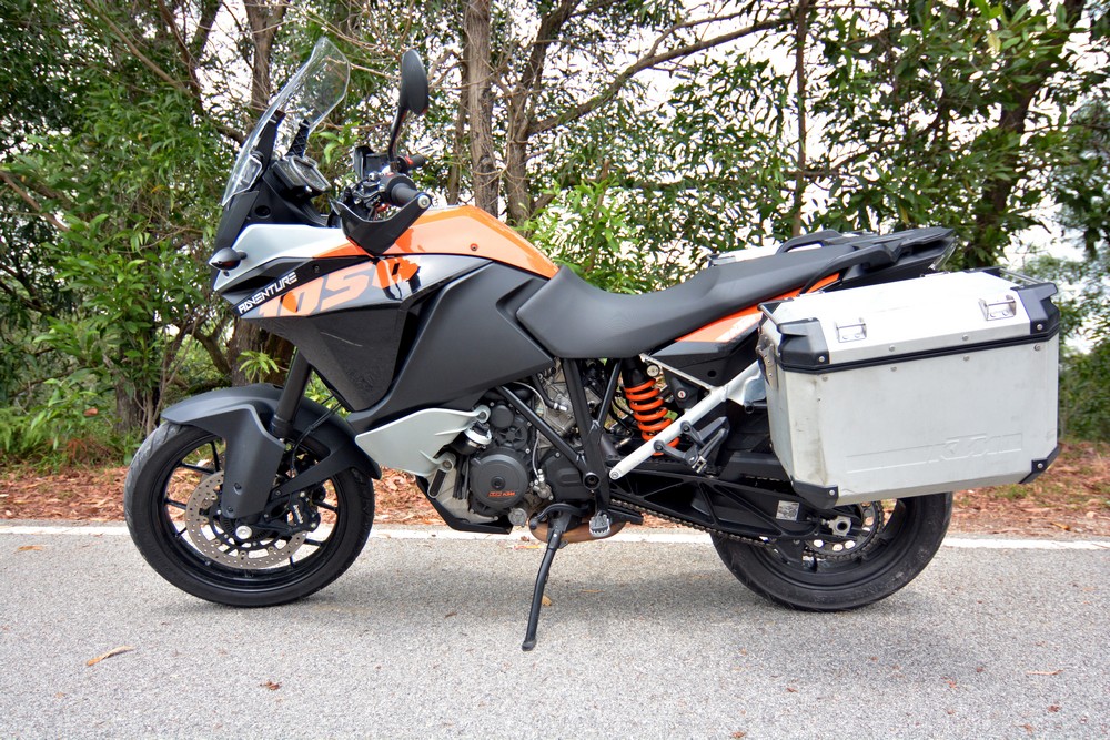 Motion shots for Carsifu, Motoring contributor Nachi to ride test bike KTM 1050cc