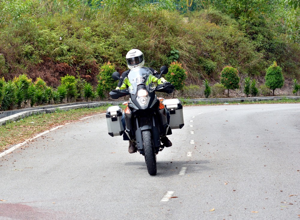 Motion shots for Carsifu, Motoring contributor Nachi to ride test bike KTM 1050cc
