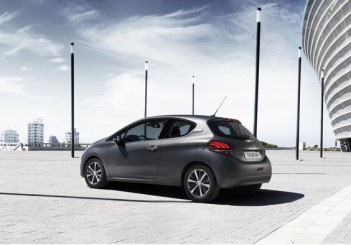 PEUGEOT_208_IceSilver_1502PC007