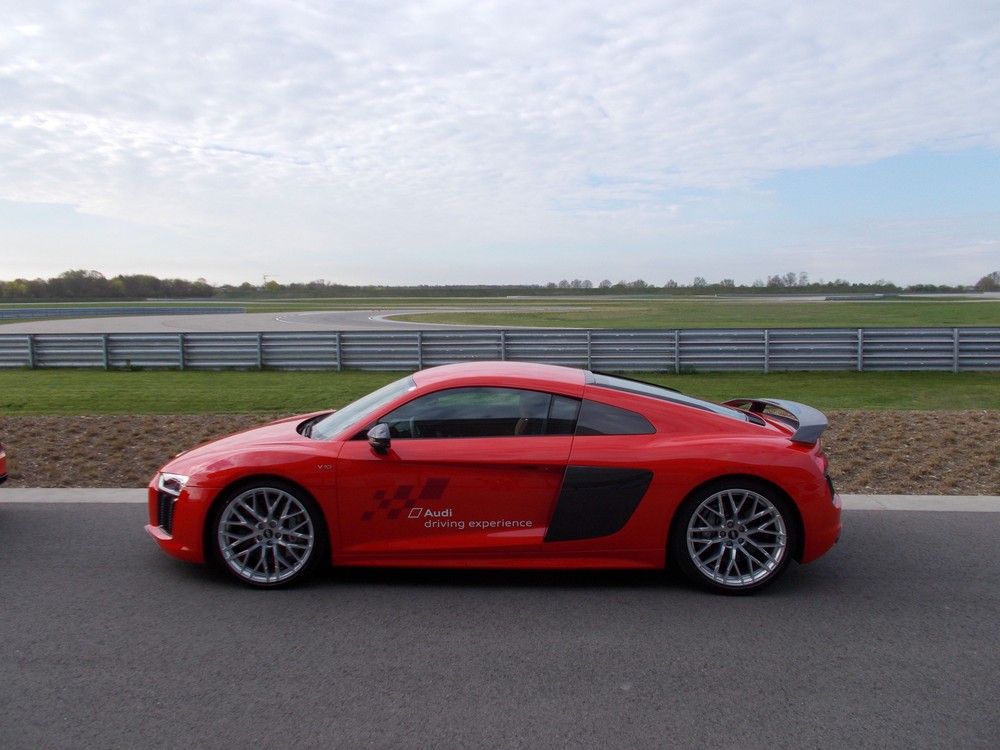 R8plus-side1