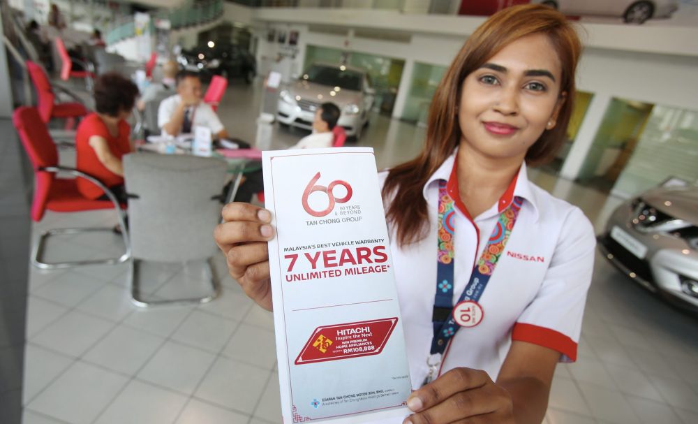 Edaran Tan Chong Motor (Tengah) Sdn Bhd staff Tanusha Chandran, holding a pamplet of 7 years unlimited warranty at the Nissan showroom at Jalan Kemajuan in Petaling Jaya inconjunction with upcoming CNY celebration. IZZRAFIQ ALIAS / The Star. January 4, 2017.