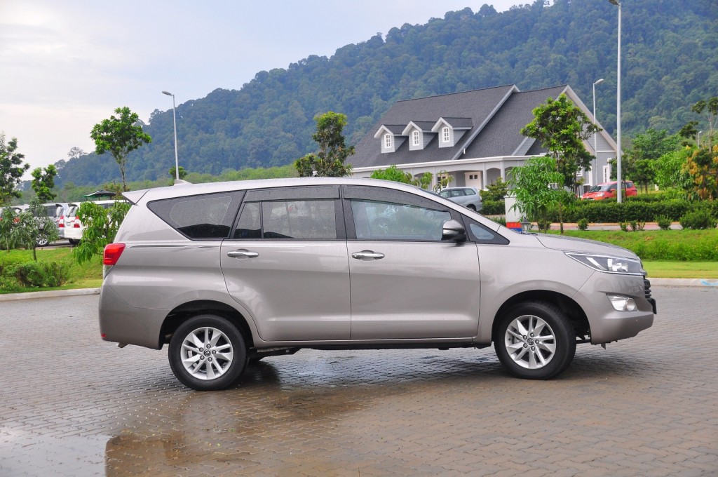 Toyota Innova 2.0G - 06