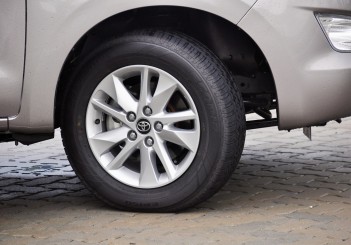 Toyota Innova 2.0G - 09