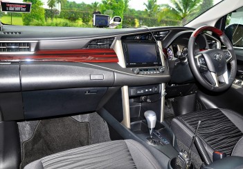 Toyota Innova 2.0G - 18