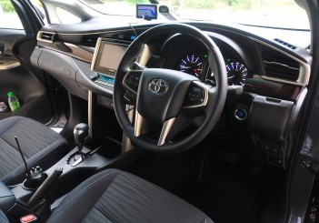 Toyota Innova 2.0G - 27