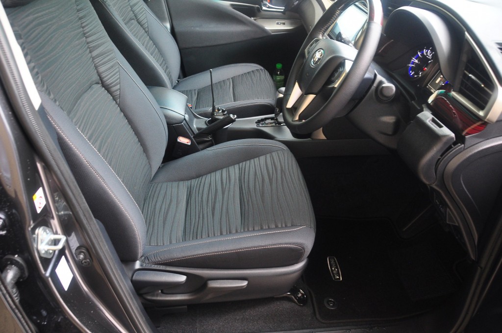 Toyota Innova 2.0G - 36