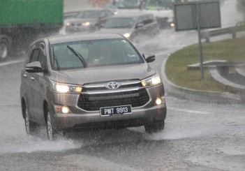 Toyota Innova 2.0G - 50