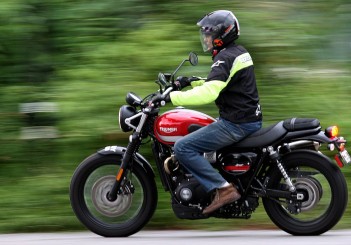 Triumph Street Scrambler: Jekyll and Hyde manners Triumph Scrambler