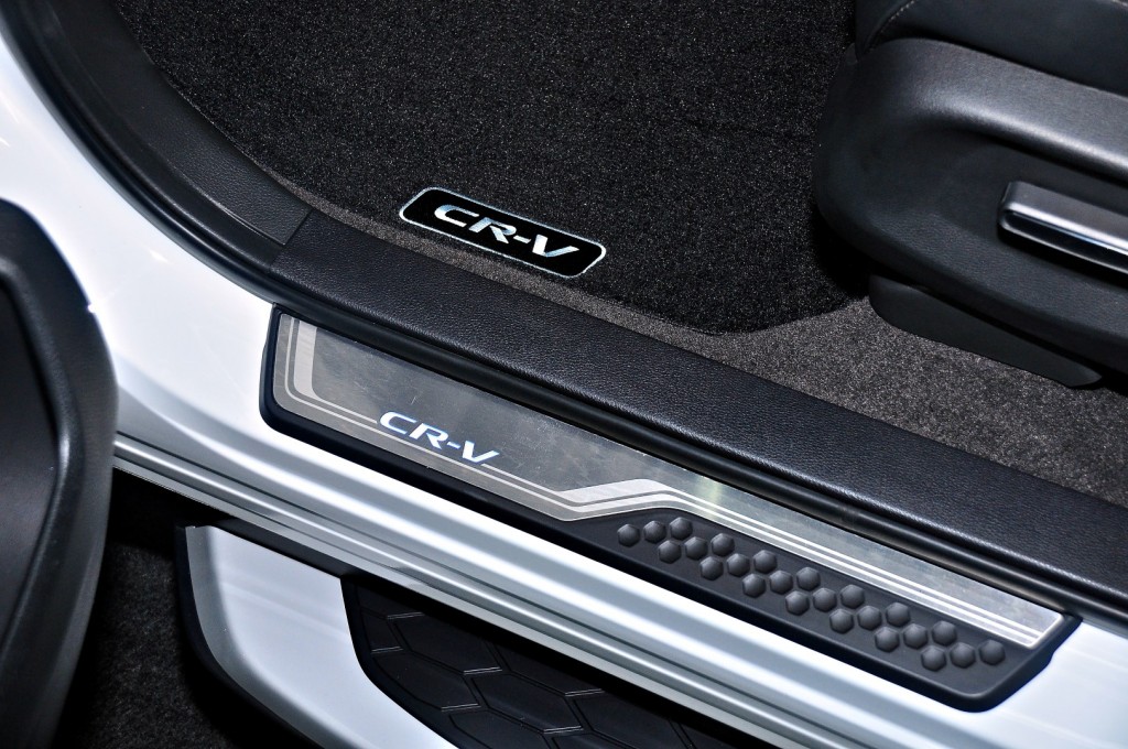 Honda CR-V 2.0 2WD (gen-5) - 05