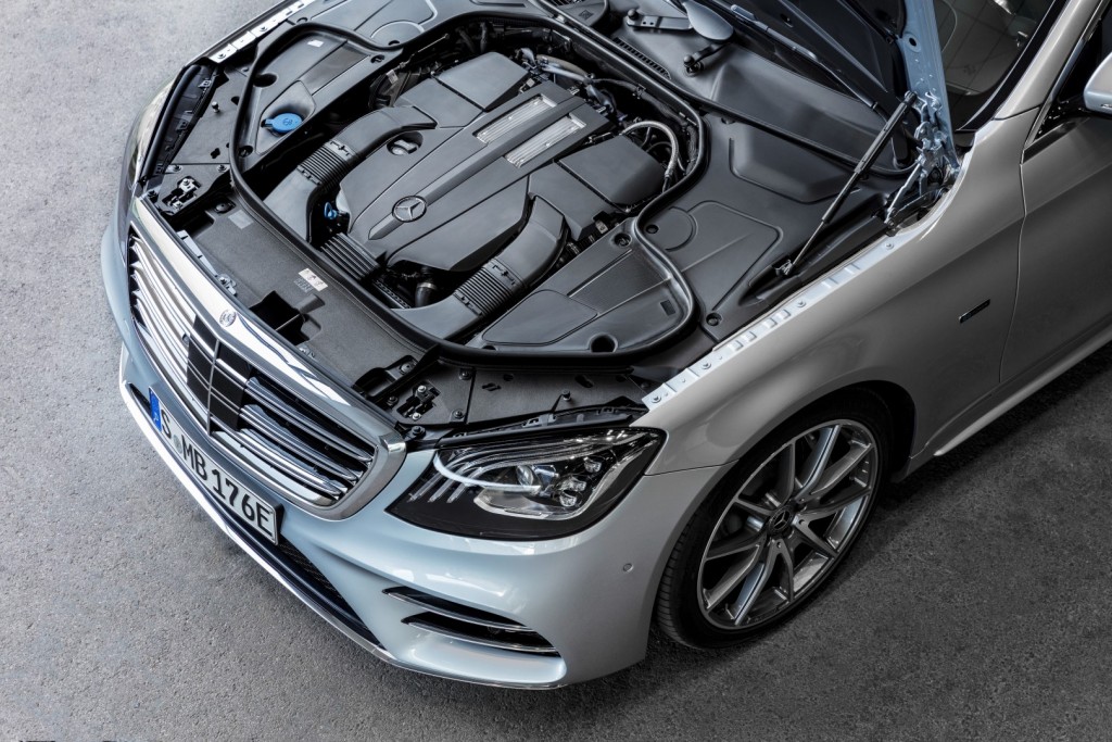 Mercedes-Benz S 560 e, Exterieur: diamantsilber, Interieur: Leder schwarz;Kraftstoffverbrauch kombiniert: 2,1 l/100 km; Elektrischer Energieverbrauch: 15,5 kWh/100 km; CO2-Emissionen kombiniert: 49 g/km* Mercedes-Benz S 560 e, exterior: diamond silver, interior: leather black;Fuel consumption, combined: 2.1 l/100 km; Electric power consumption: 15.5 kWh/100 km; Combined CO2 emissions: 49 g/km*