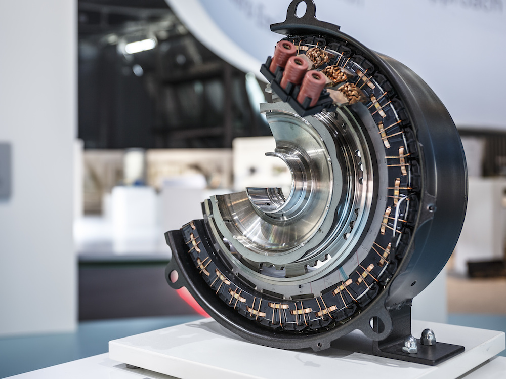 The electric motor of the E 350 e is more powerful than the one in the C 350 e.